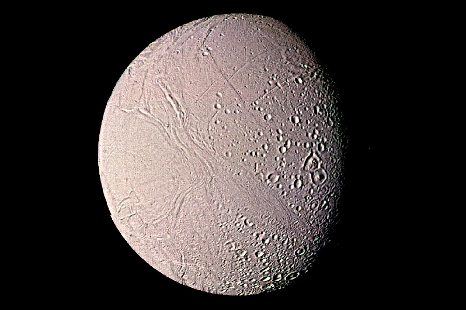 La NASA confirma lo que los astrobiólogos sospechaban: una luna helada de Saturno podría esconder vida en su océano secreto