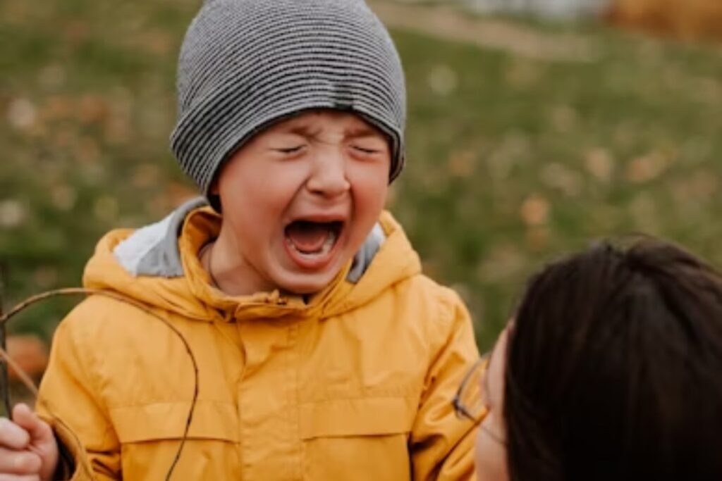 La psicología tiene un truco inesperado: ocho palabras que calman a un niño enfadado en menos de 30 segundos