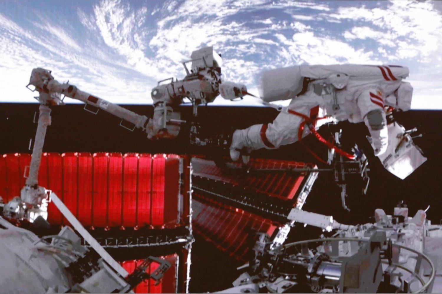 Seis horas en el vacío para salvar Tiangong: la misión secreta de dos astronautas chinos contra la basura espacial