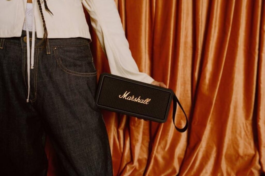 Marshall Middleton Altavoz Bluetooth inalámbrico portátil, más de 20 horas de tiempo de reproducción portátil, IP67 a prueba de agua, Negro y Latón