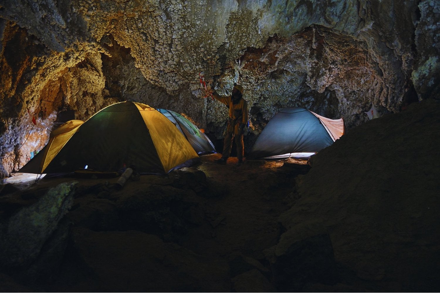 Bajo las montañas de Málaga, la Tierra guardaba un secreto: un reino de piedra y silencio que ahora sale a la luz