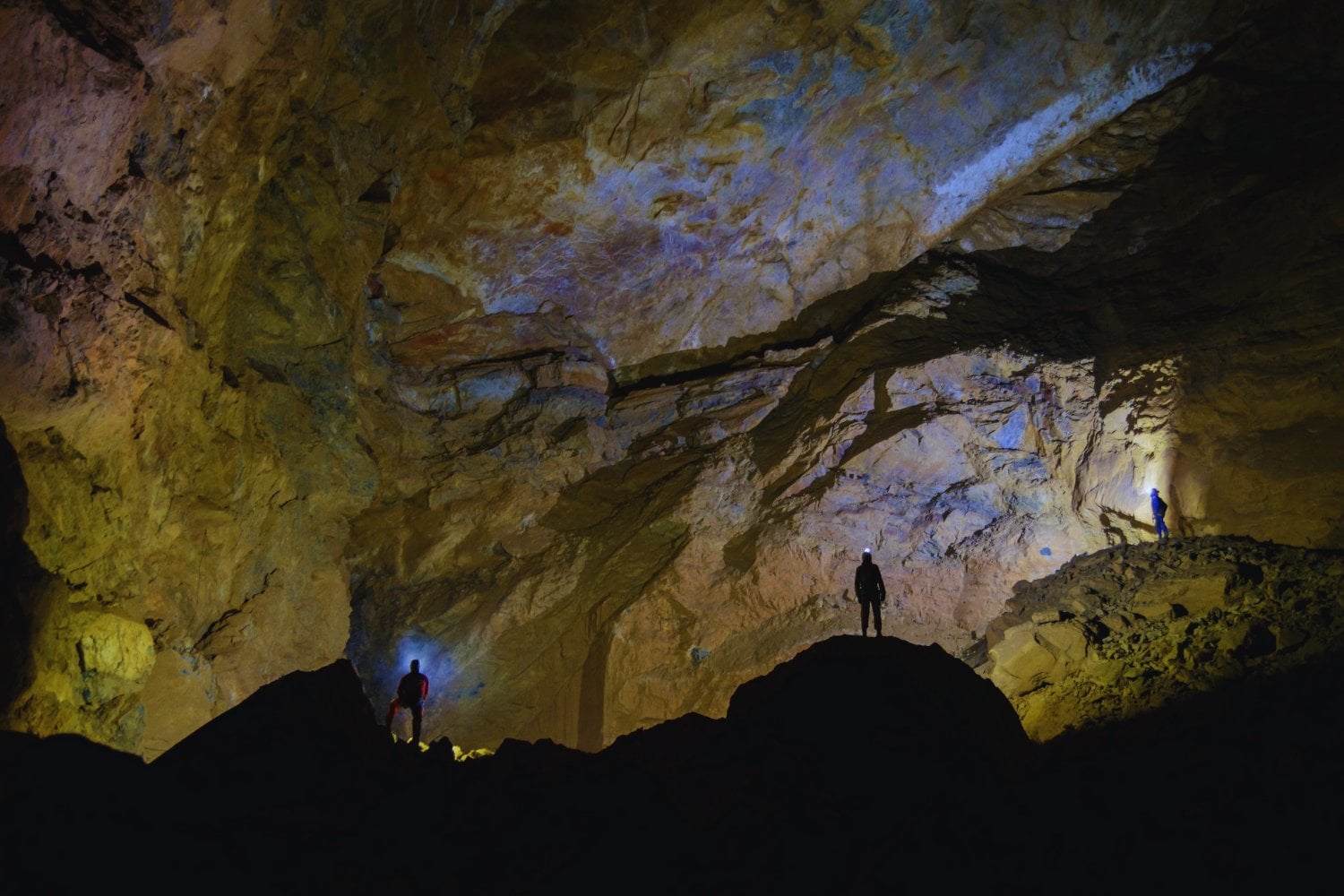 Bajo las montañas de Málaga, la Tierra guardaba un secreto: un reino de piedra y silencio que ahora sale a la luz