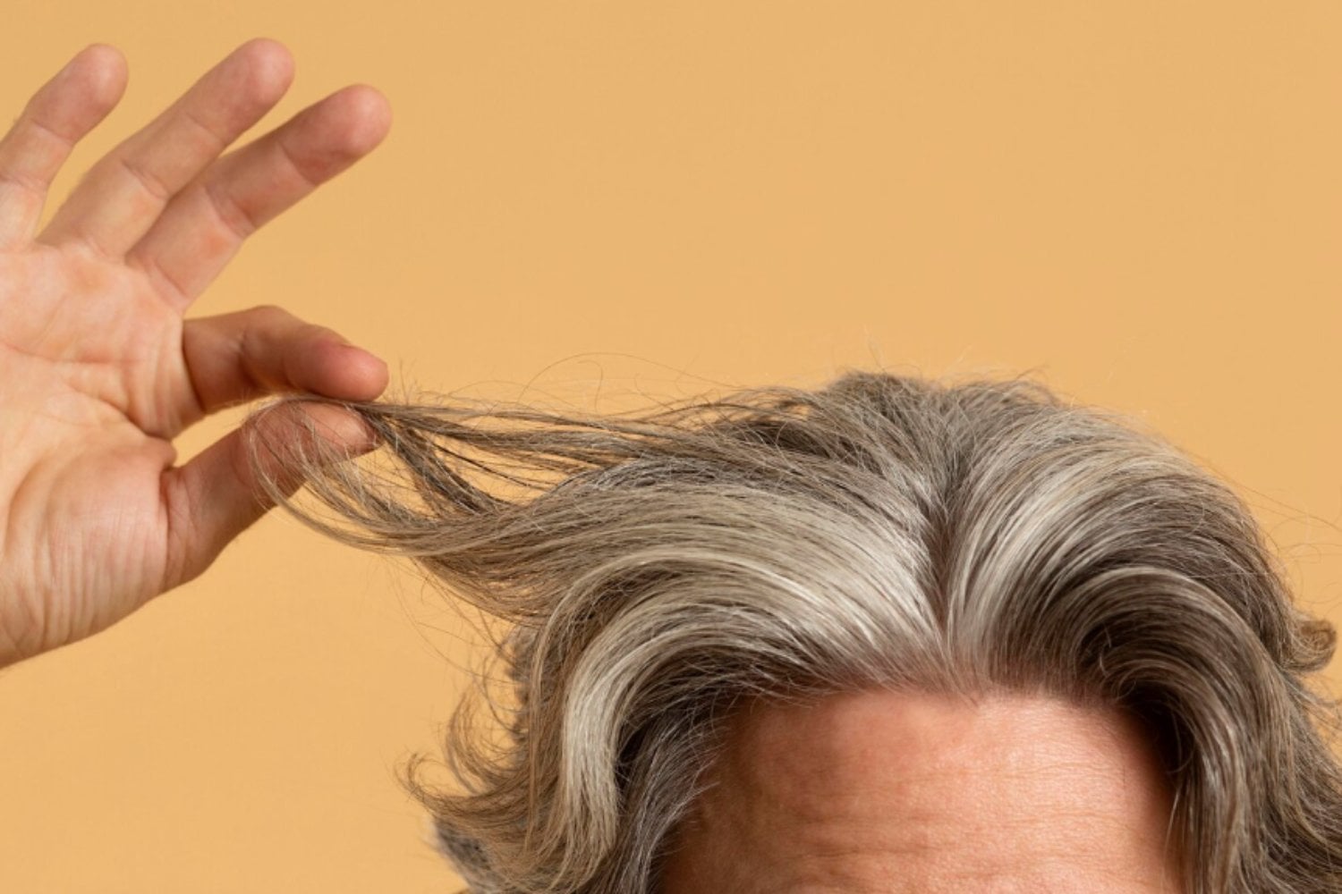 Por qué las canas podrían ser una señal de defensa del cuerpo, según la ciencia