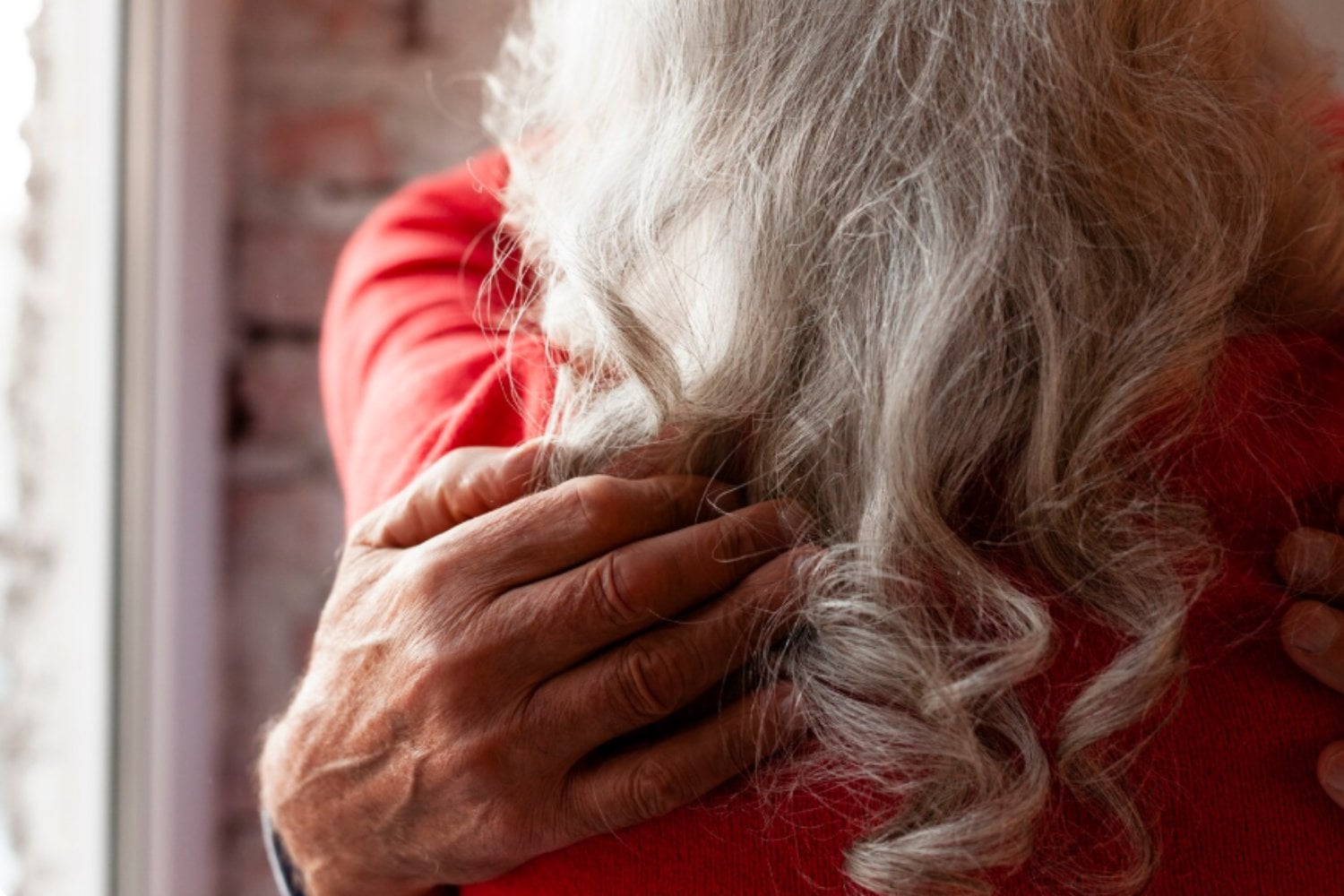 Por qué las canas podrían ser una señal de defensa del cuerpo, según la ciencia