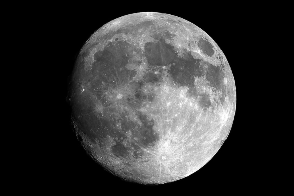 Detectan un tipo de azufre inédito en rocas lunares y surgen nuevas teorías sobre la historia de la Luna