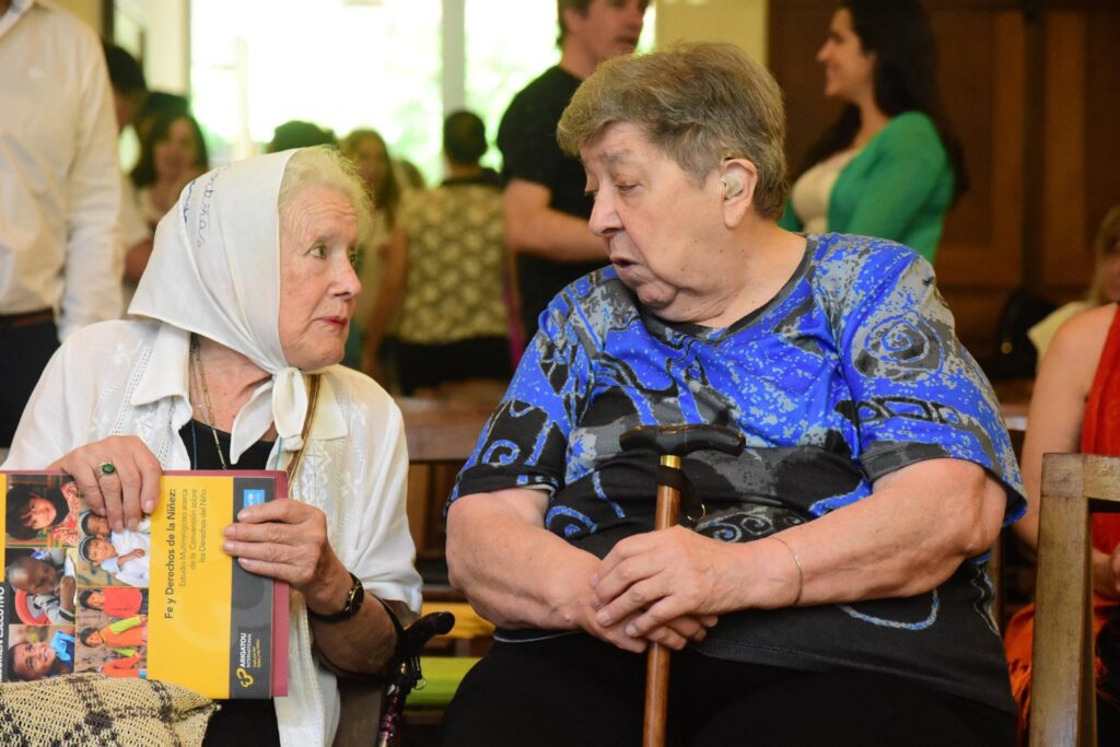 Por qué el cerebro nos lleva a interrumpir sin darnos cuenta durante una conversación