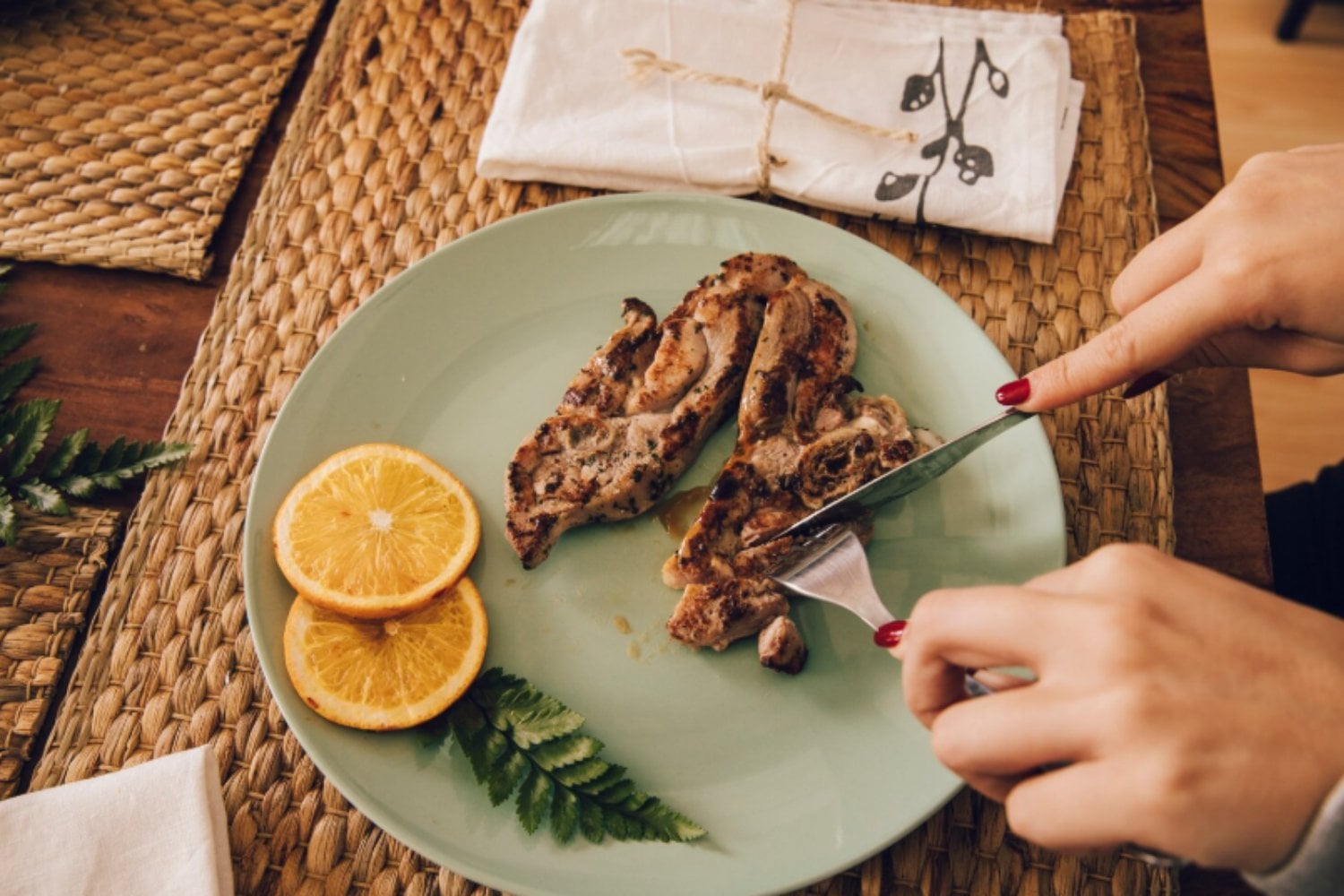 La dieta carnívora bajo la lupa: por qué eliminar frutas y verduras podría ser más peligroso de lo que parece