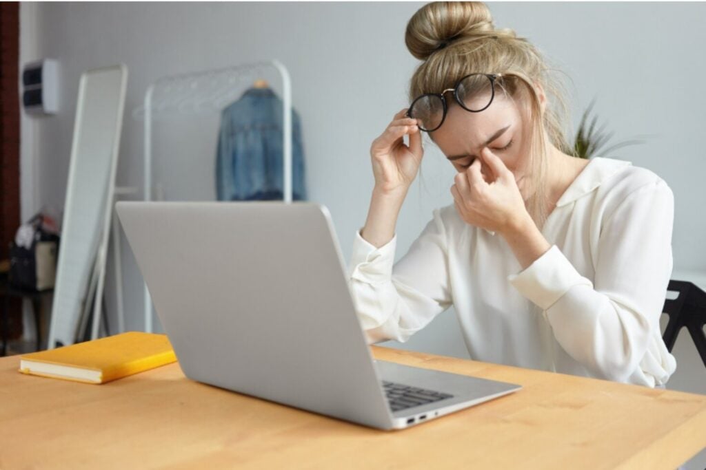 Cómo aplicar la regla 20-20-20 para descansar tus ojos frente a las pantallas