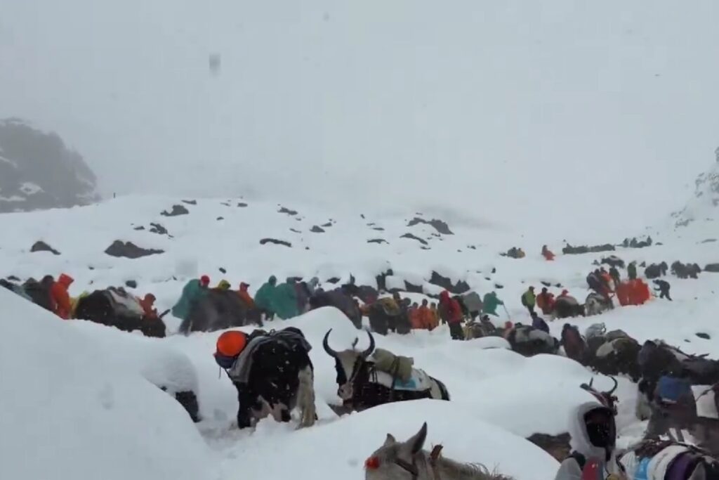 El Everest bajo asedio: una ventisca histórica deja a cientos de escaladores atrapados en la “zona de la muerte”