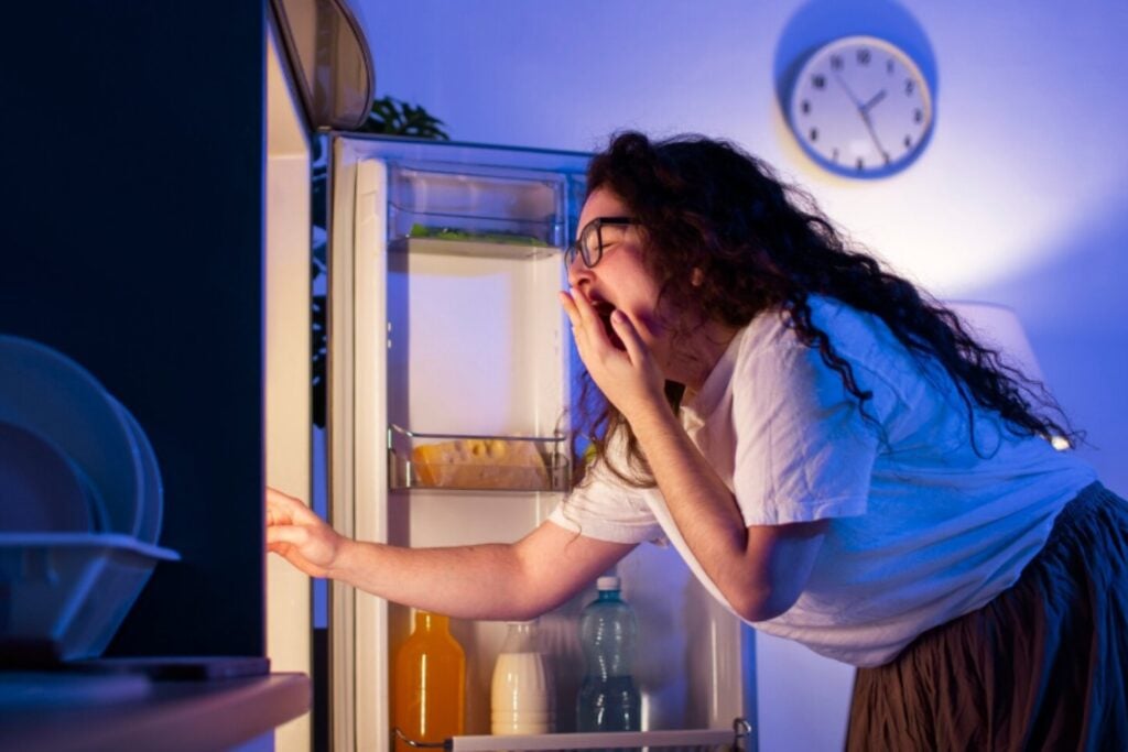 El cerebro tiene la culpa: científicos descubren por qué sentimos hambre a medianoche