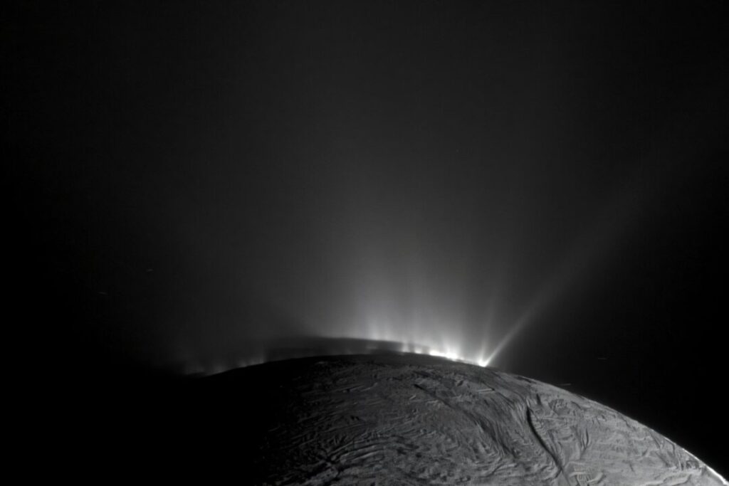 El océano secreto de Encélado: la luna de Saturno que guarda los ingredientes de la vida