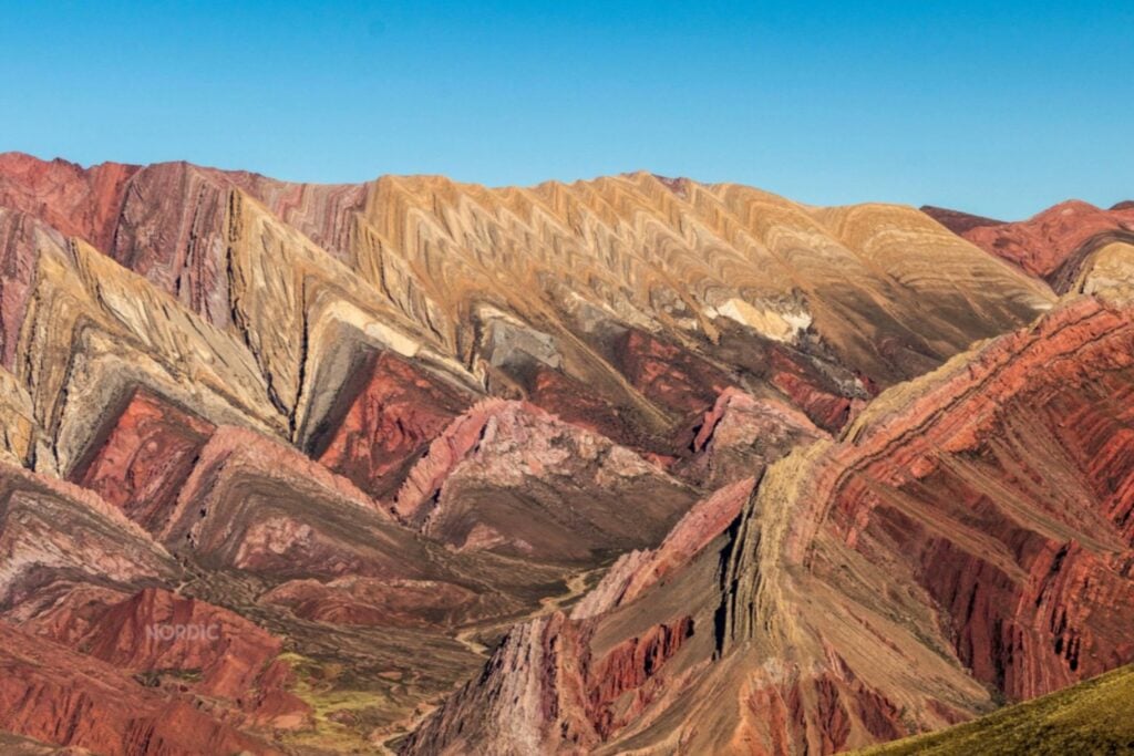 Un viaje por los paisajes más surrealistas del planeta: donde las montañas parecen lienzos pintados por la Tierra