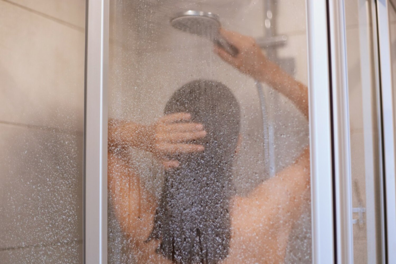 Millones de bacterias viven en tu ducha: qué dicen los expertos y cómo eliminarlas