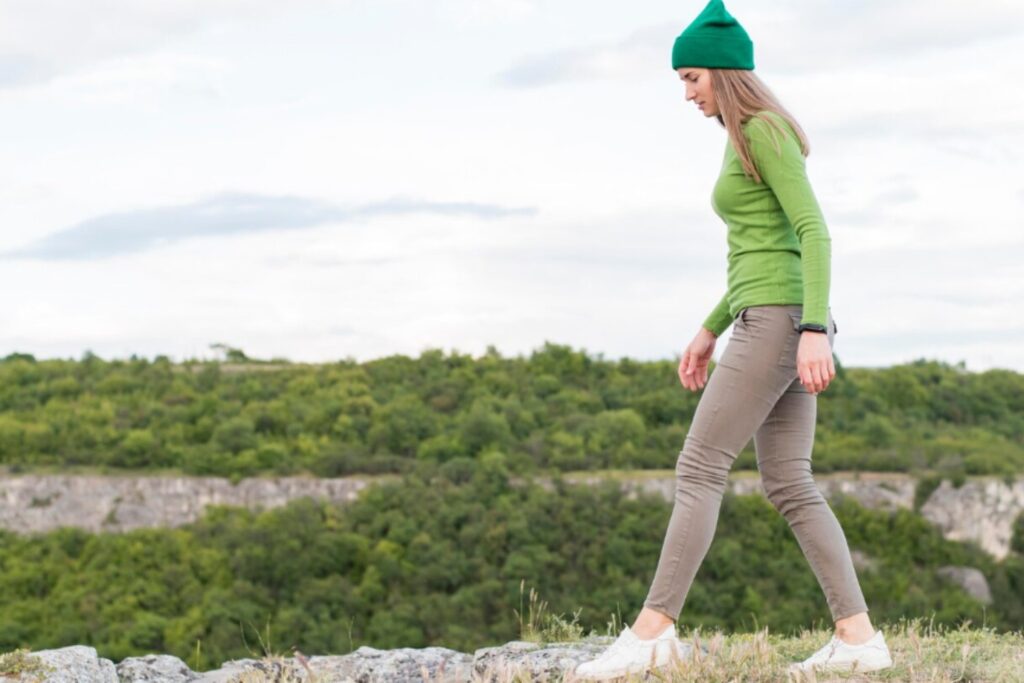 Qué revela caminar con la mirada hacia abajo, según la psicología y la inteligencia artificial