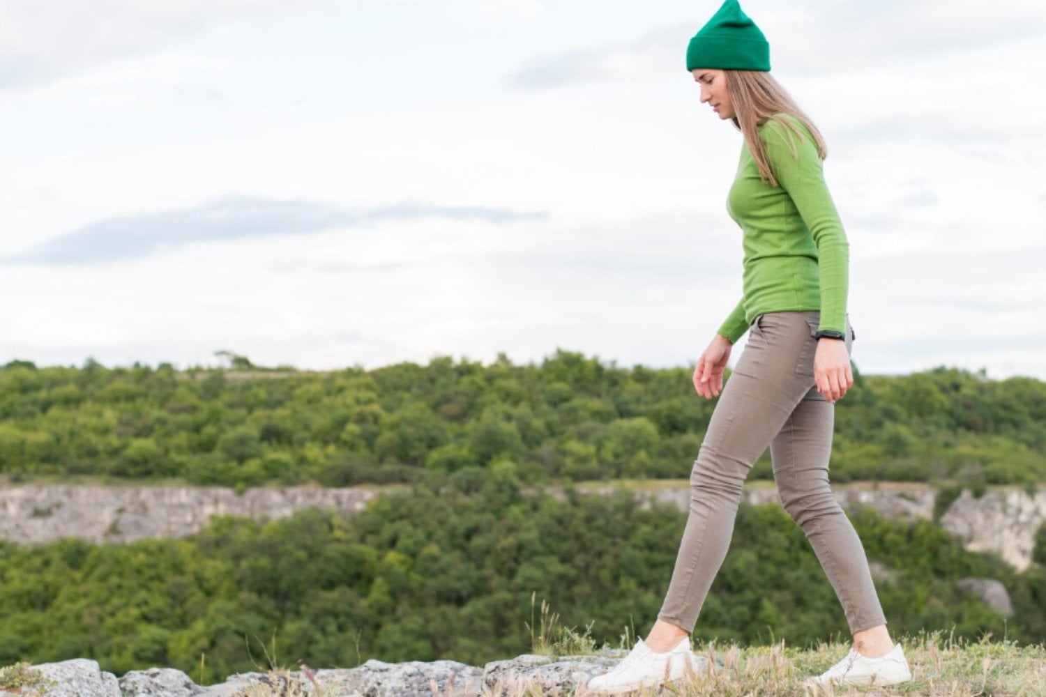 Qué revela caminar con la mirada hacia abajo, según la psicología y la inteligencia artificial