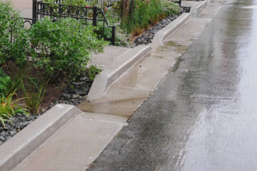 La nueva revolución urbana no está bajo tierra: así son las calles que beben la lluvia y limpian el agua antes de que se pierda