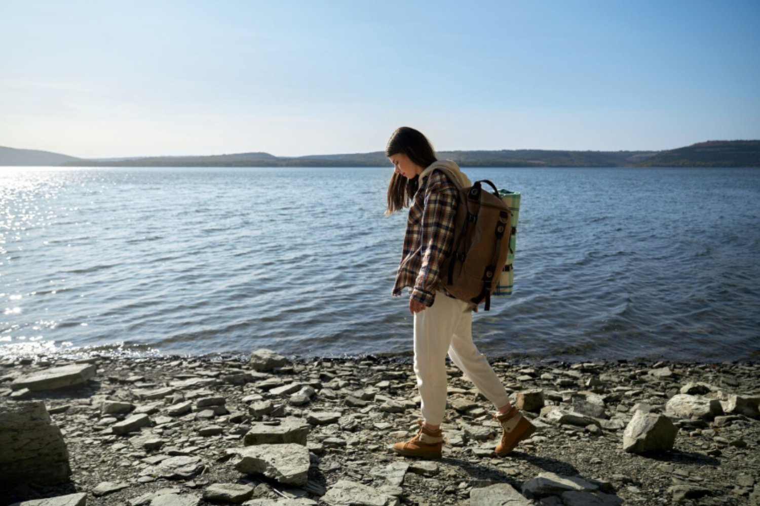 Qué revela caminar con la mirada hacia abajo, según la psicología y la inteligencia artificial