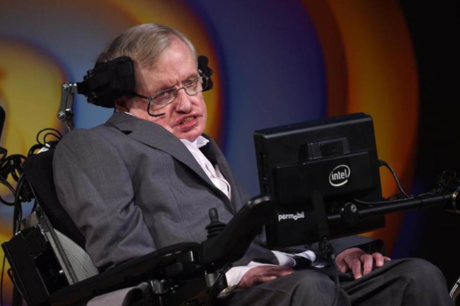 Lo que Stephen Hawking predijo sobre la inteligencia artificial y la extinción humana