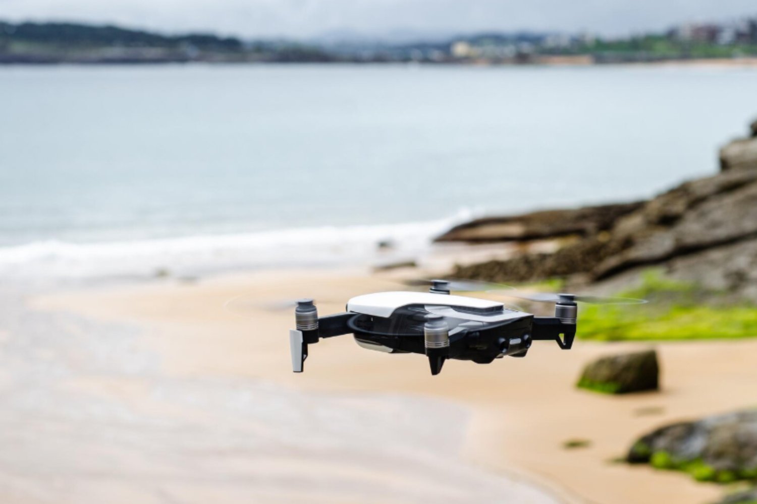 Drones contra la contaminación invisible: detectan concentraciones dañinas de protector solar en el mar