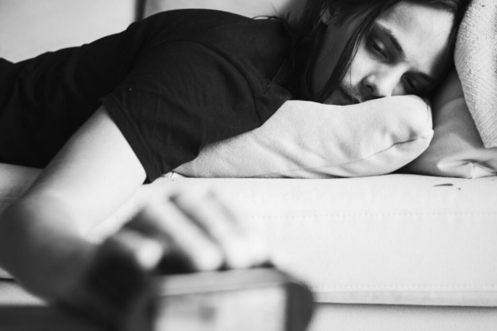 Dormir mal envejece el cerebro: la ciencia confirma que el descanso deficiente deja huellas antes de la demencia