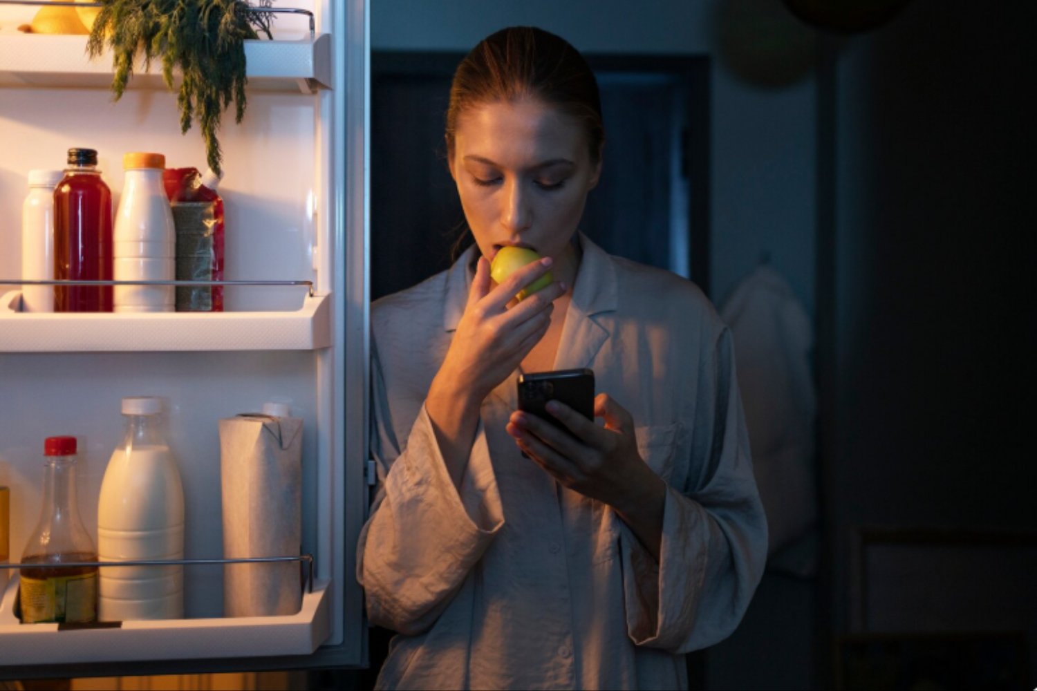 El cerebro tiene la culpa: científicos descubren por qué sentimos hambre a medianoche