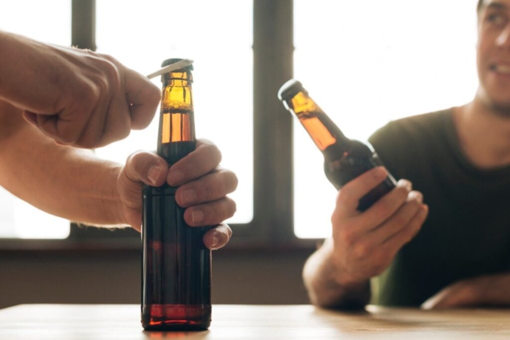 Beber poco también puede dañar el cerebro: un estudio revela que incluso el consumo ligero de alcohol eleva el riesgo de demencia