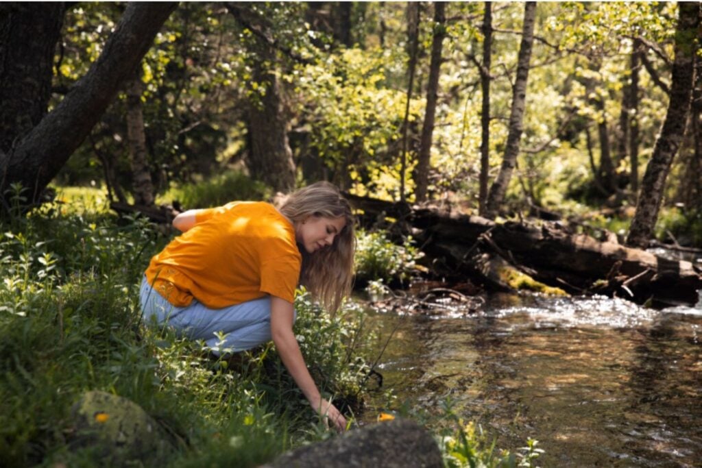 Lo que 20 minutos al día pueden hacer por tu cuerpo y tu mente: la ciencia confirma el poder curativo de la naturaleza