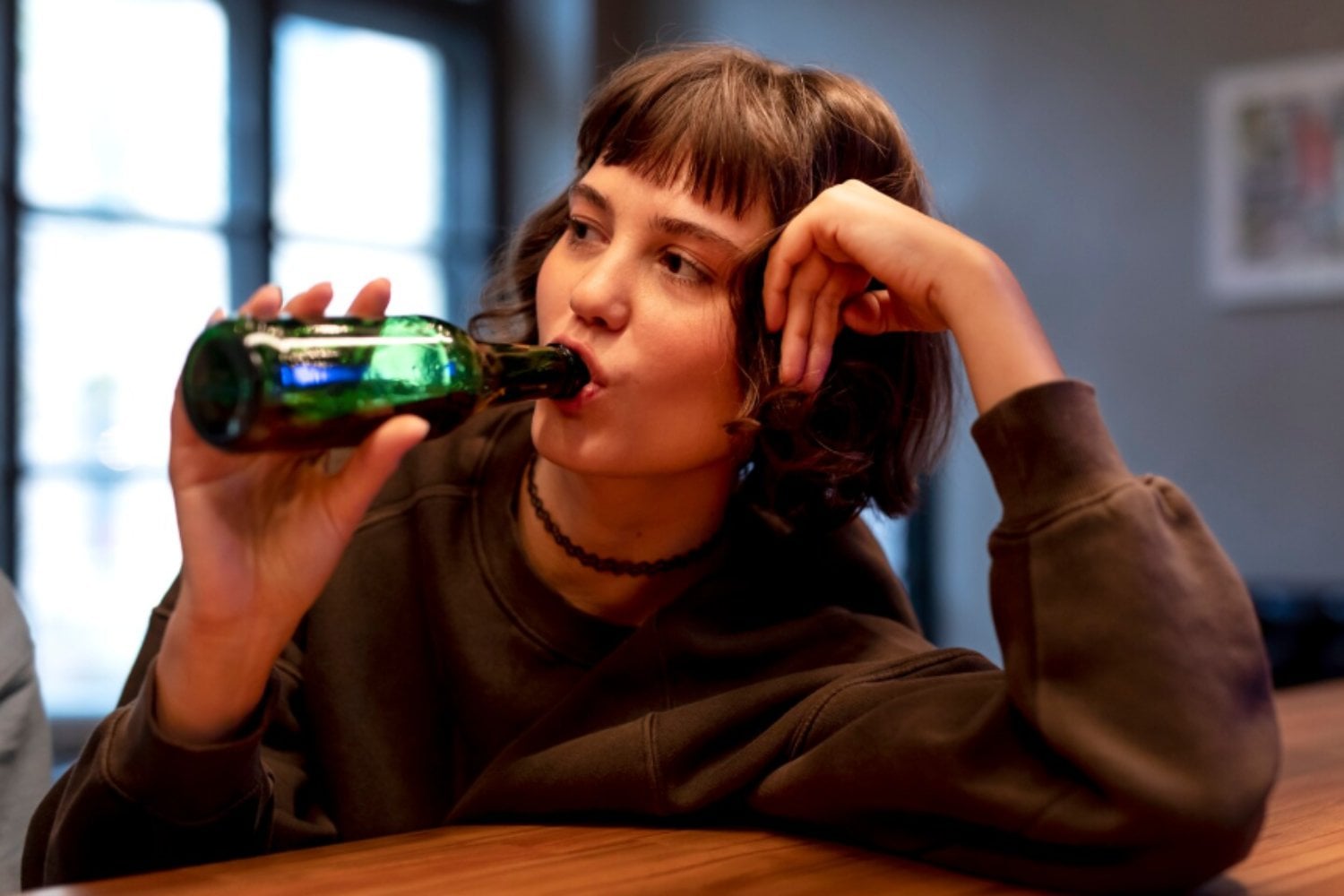 Beber poco también puede dañar el cerebro: un estudio revela que incluso el consumo ligero de alcohol eleva el riesgo de demencia