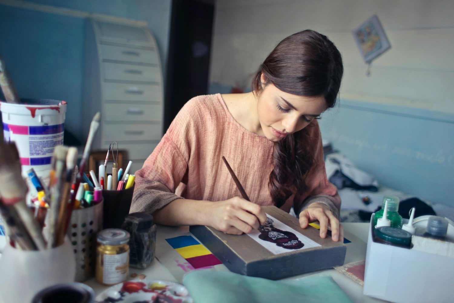 Cómo la creatividad puede ser tu mejor terapia antienvejecimiento: la ciencia lo explica