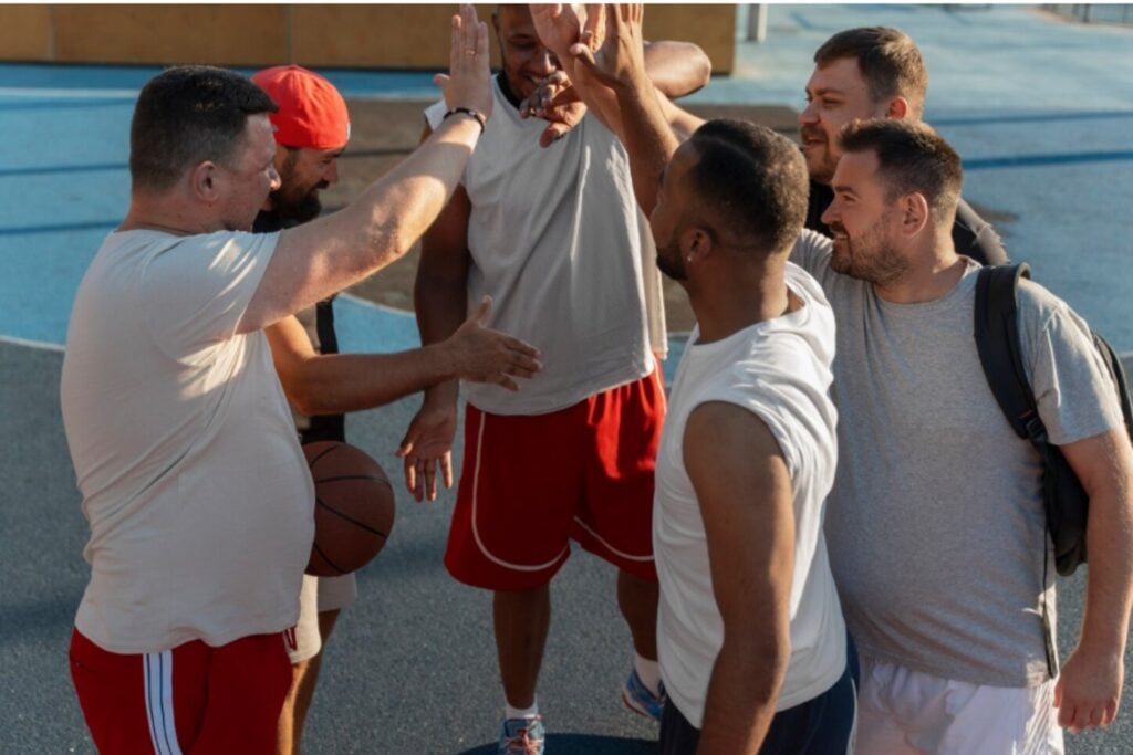 El poder del deporte grupal: la ciencia confirma que entrenar en compañía fortalece la mente, reduce la ansiedad y mejora la conexión social