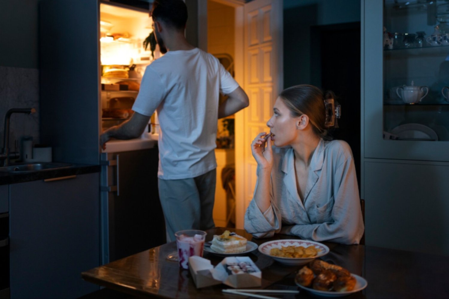 El cerebro tiene la culpa: científicos descubren por qué sentimos hambre a medianoche