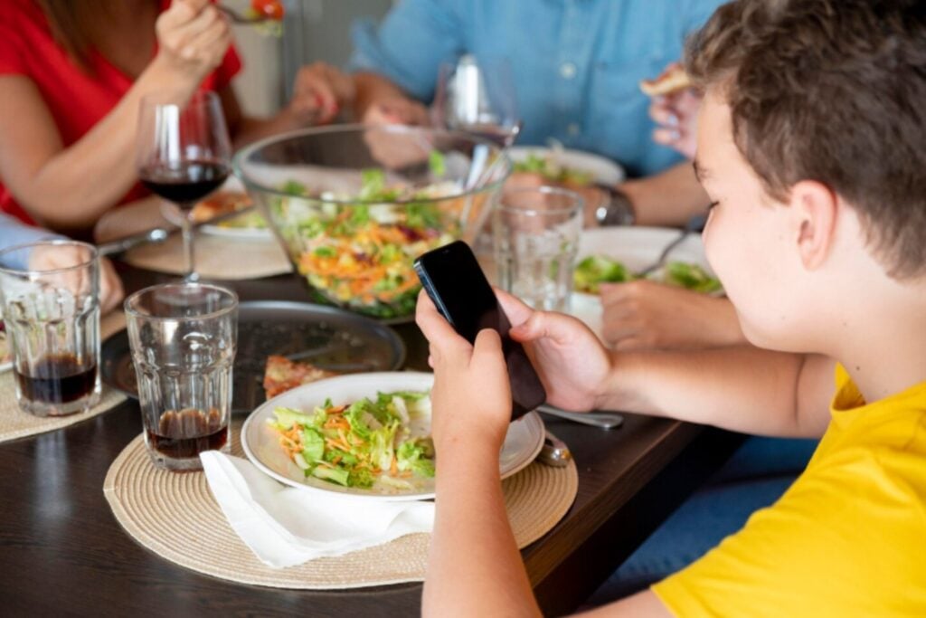 Móviles en la mesa: el precio invisible de entretener a los niños con pantallas
