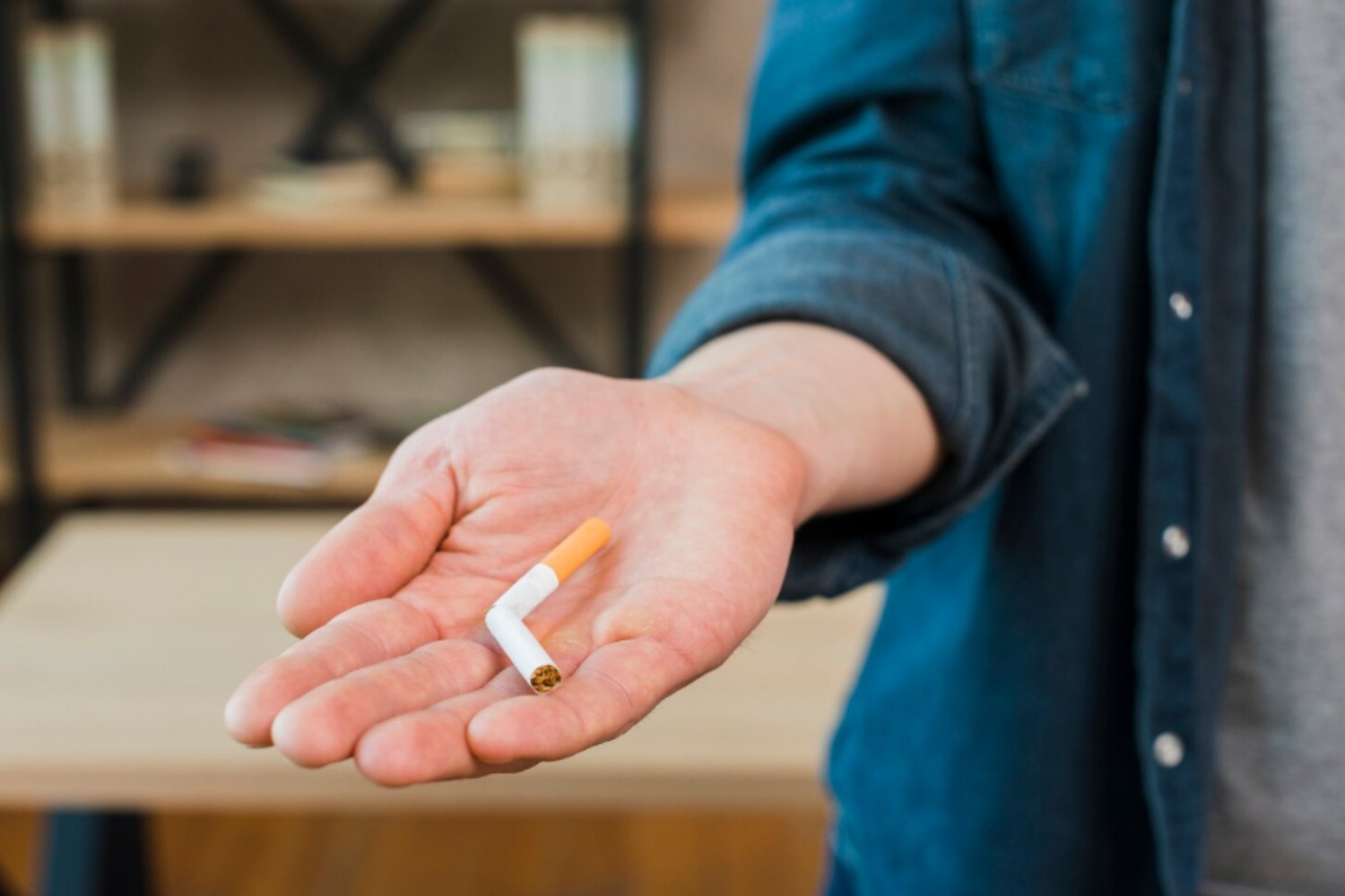 Dejar de fumar a los 50 (o a los 70) aún puede rejuvenecer tu cerebro hasta tres años, según un estudio internacional