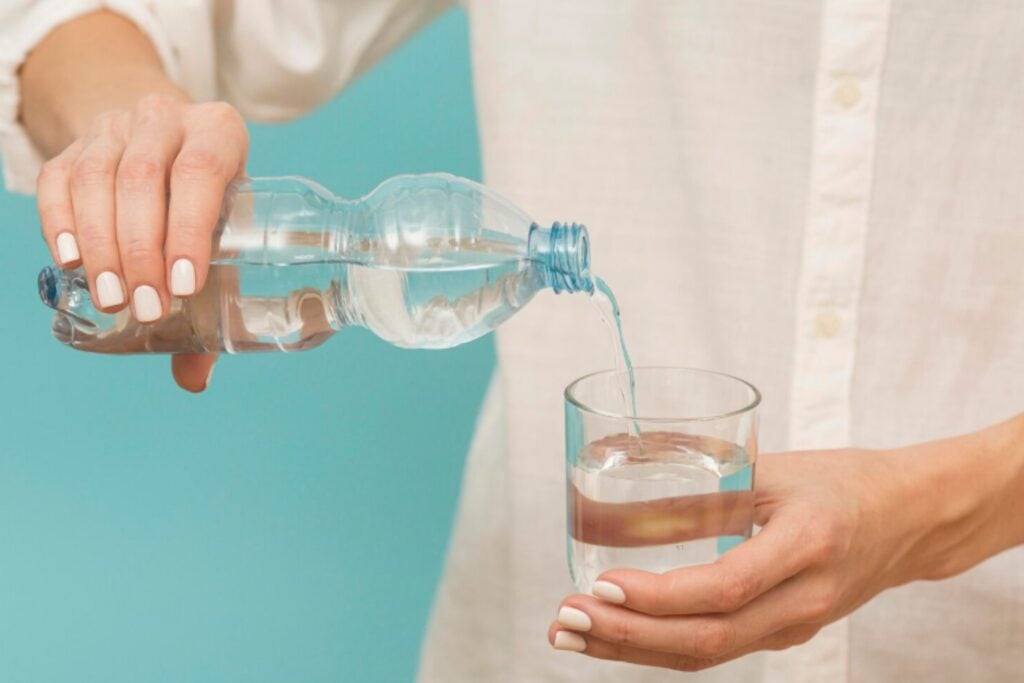 El agua embotellada bajo la lupa: así multiplican los microplásticos en tu organismo