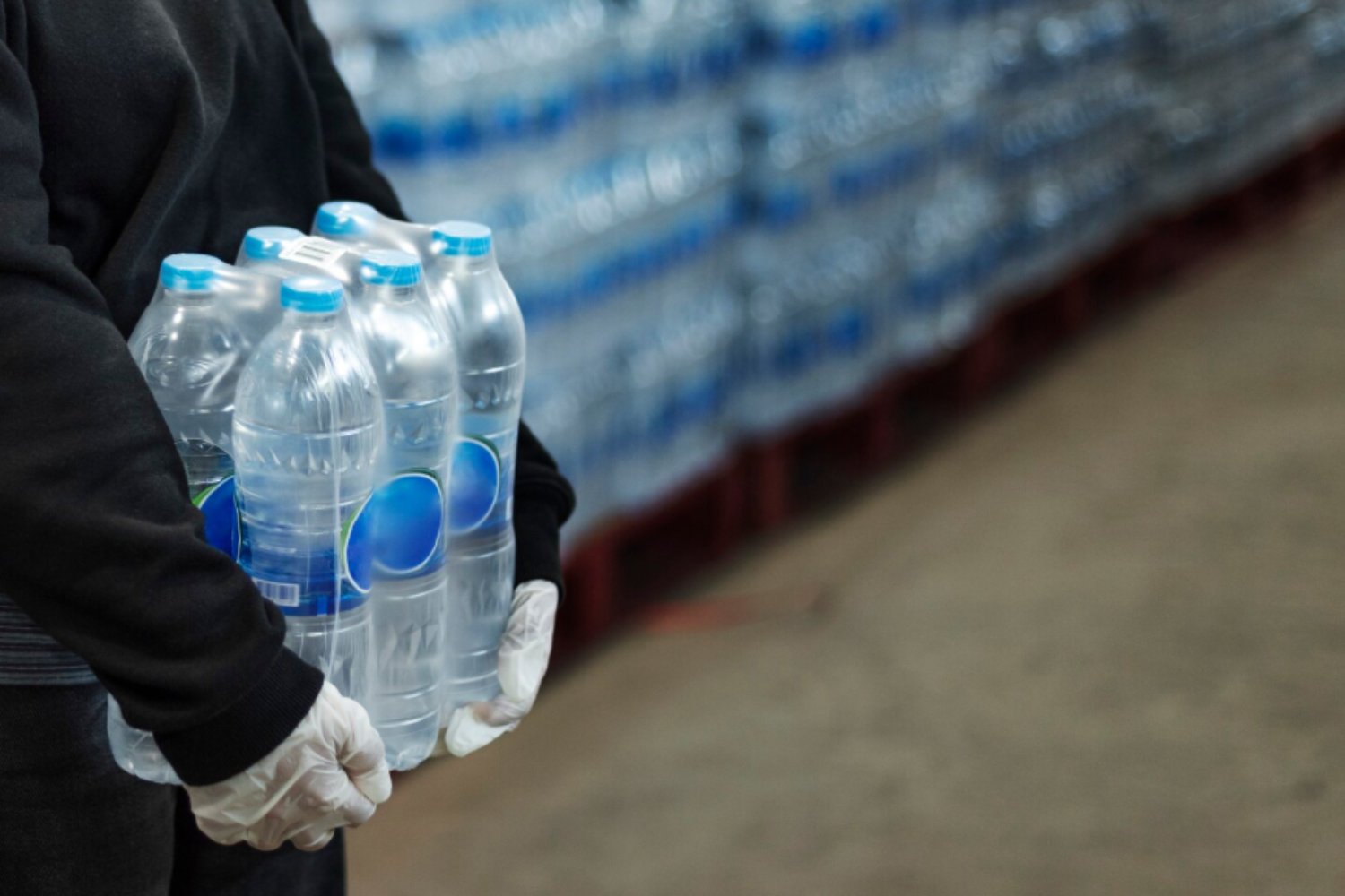 El agua embotellada bajo la lupa: así multiplican los microplásticos en tu organismo