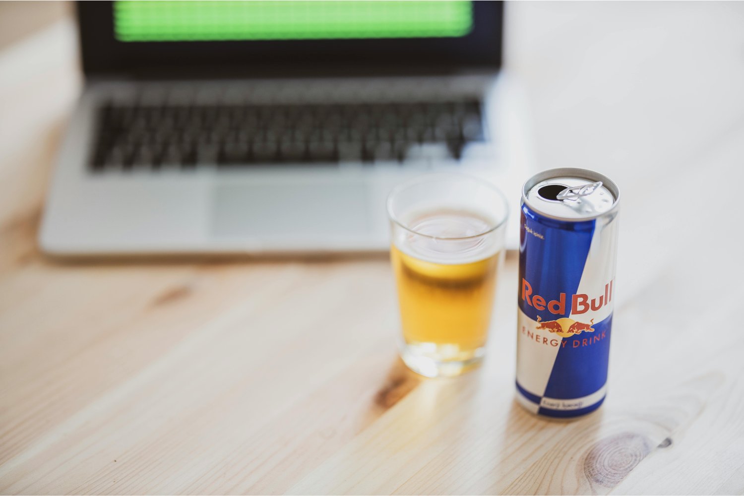 El peligro oculto en las bebidas energéticas: qué dice la ciencia sobre su efecto en el corazón