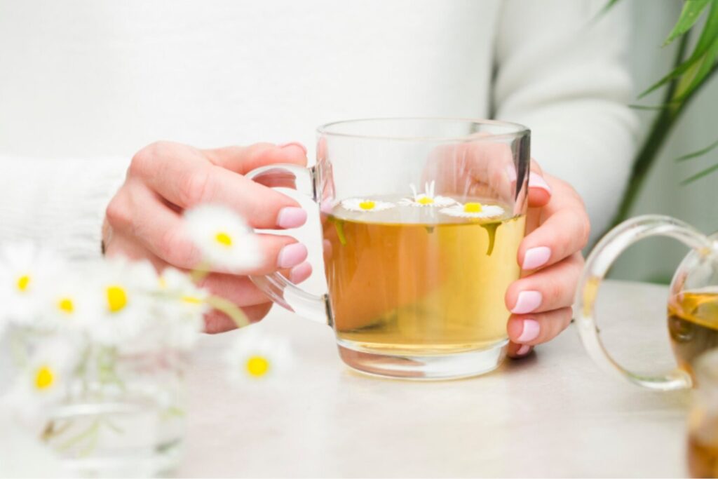 Así actúa la manzanilla sobre el cerebro y el estrés, según la medicina funcional