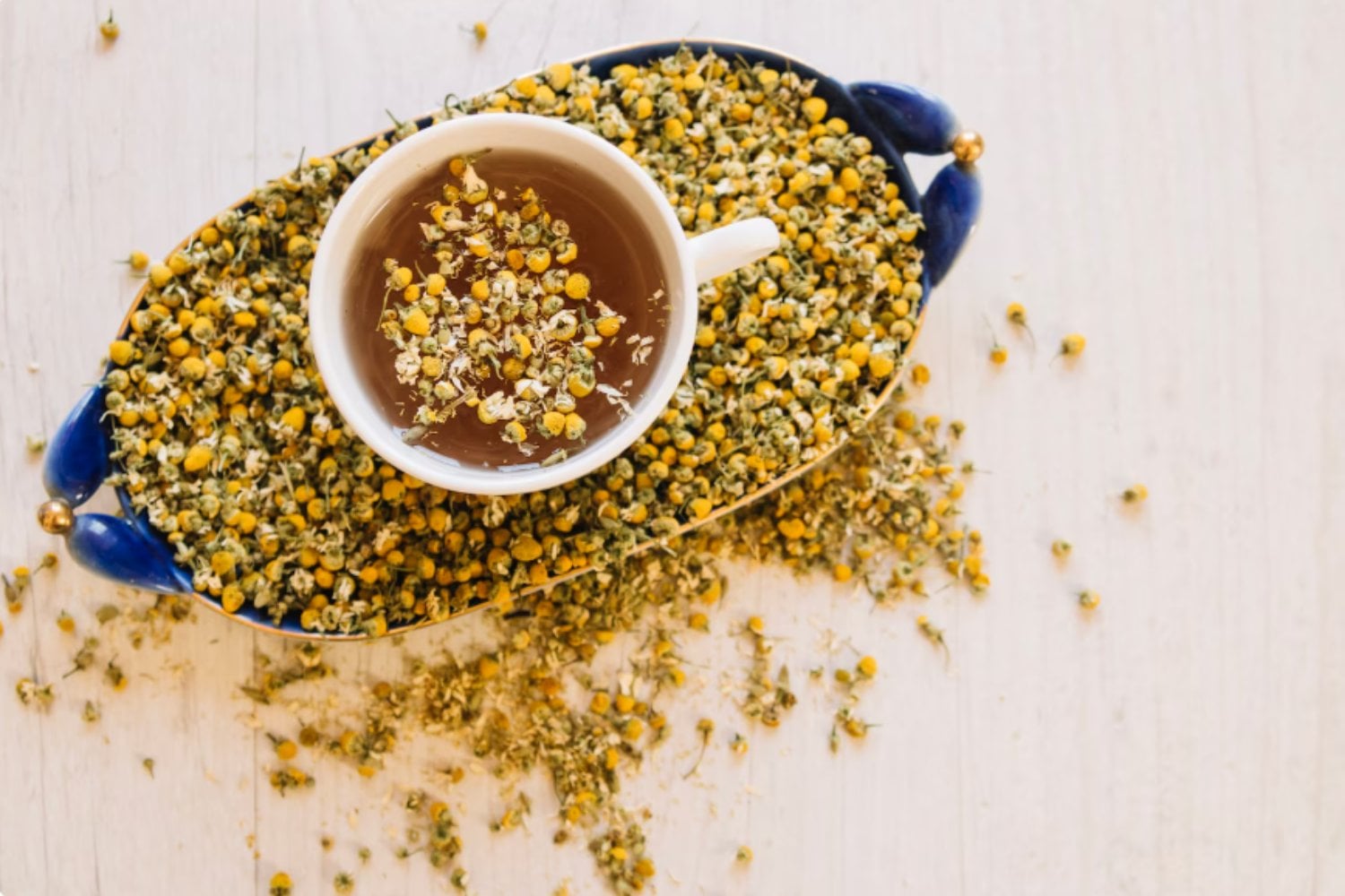 Así actúa la manzanilla sobre el cerebro y el estrés, según la medicina funcional