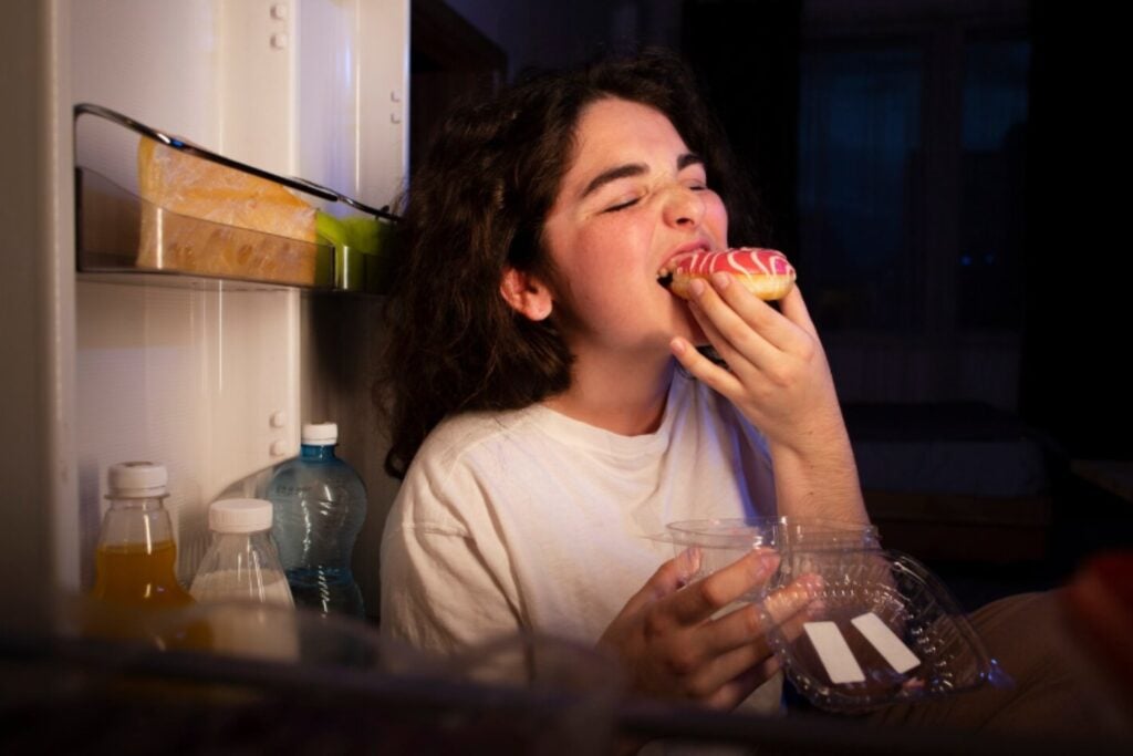 Antojos nocturnos: las causas reales detrás de ese impulso de comer antes de dormir