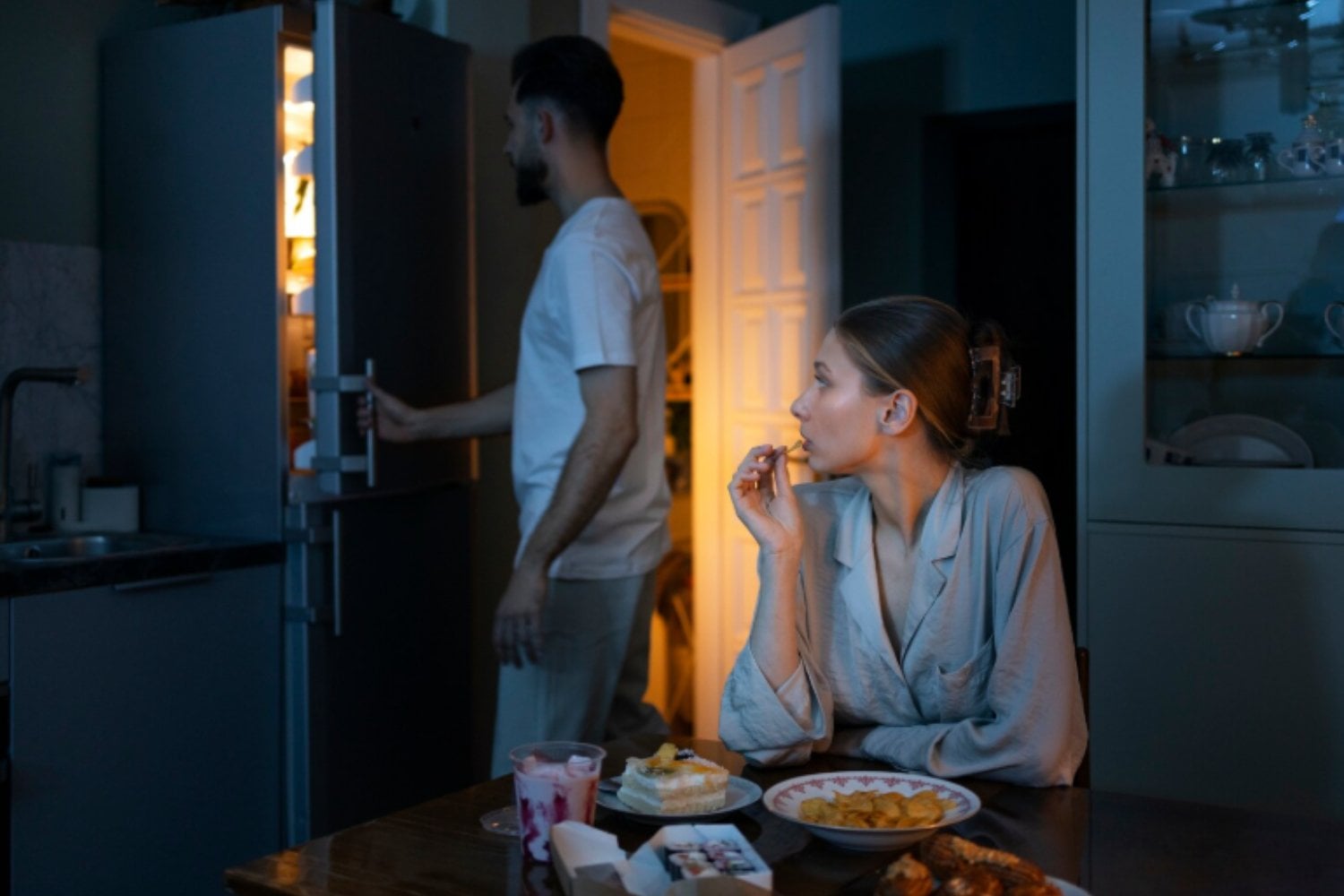 Antojos nocturnos: las causas reales detrás de ese impulso de comer antes de dormir