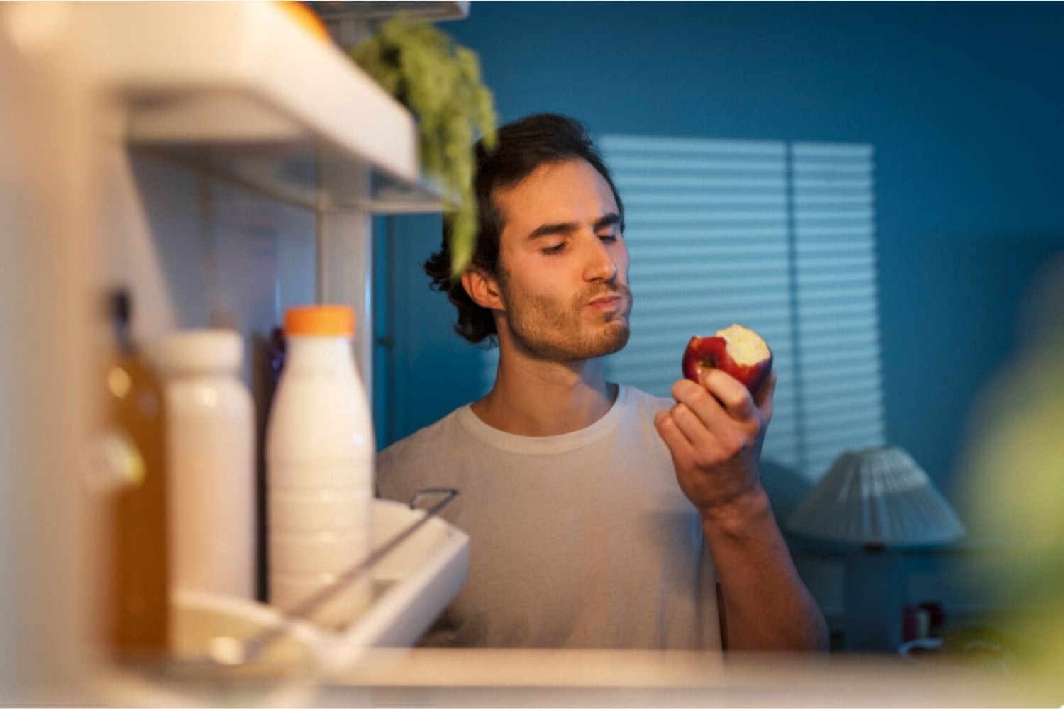 Antojos nocturnos: las causas reales detrás de ese impulso de comer antes de dormir