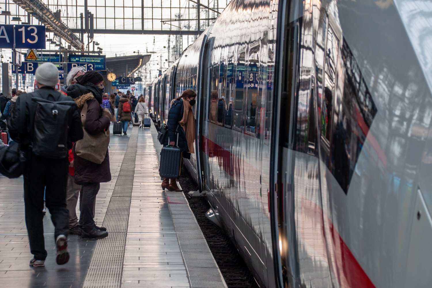Por qué los trenes no necesitan cinturones de seguridad, según los ingenieros