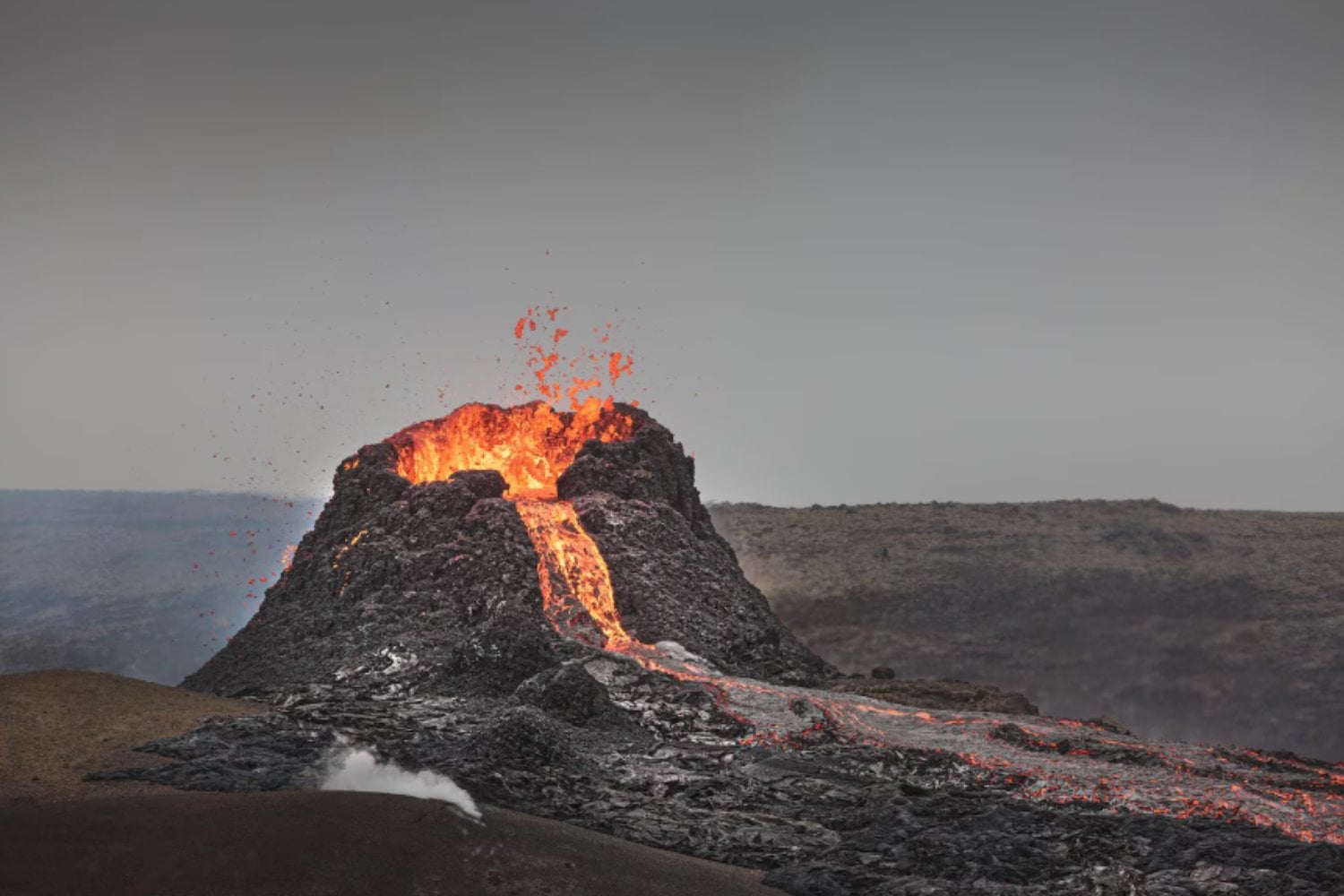 Detectan nuevos tipos de sismos en el volcán más inusual de la Tierra: cómo el estudio del Oldoinyo Lengai podría anticipar erupciones