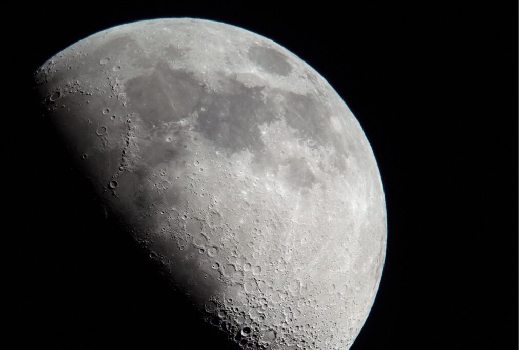 La IA detecta posibles cuevas ocultas en la Luna usando imágenes de la NASA: qué podrían esconder y por qué interesan a las misiones humanas