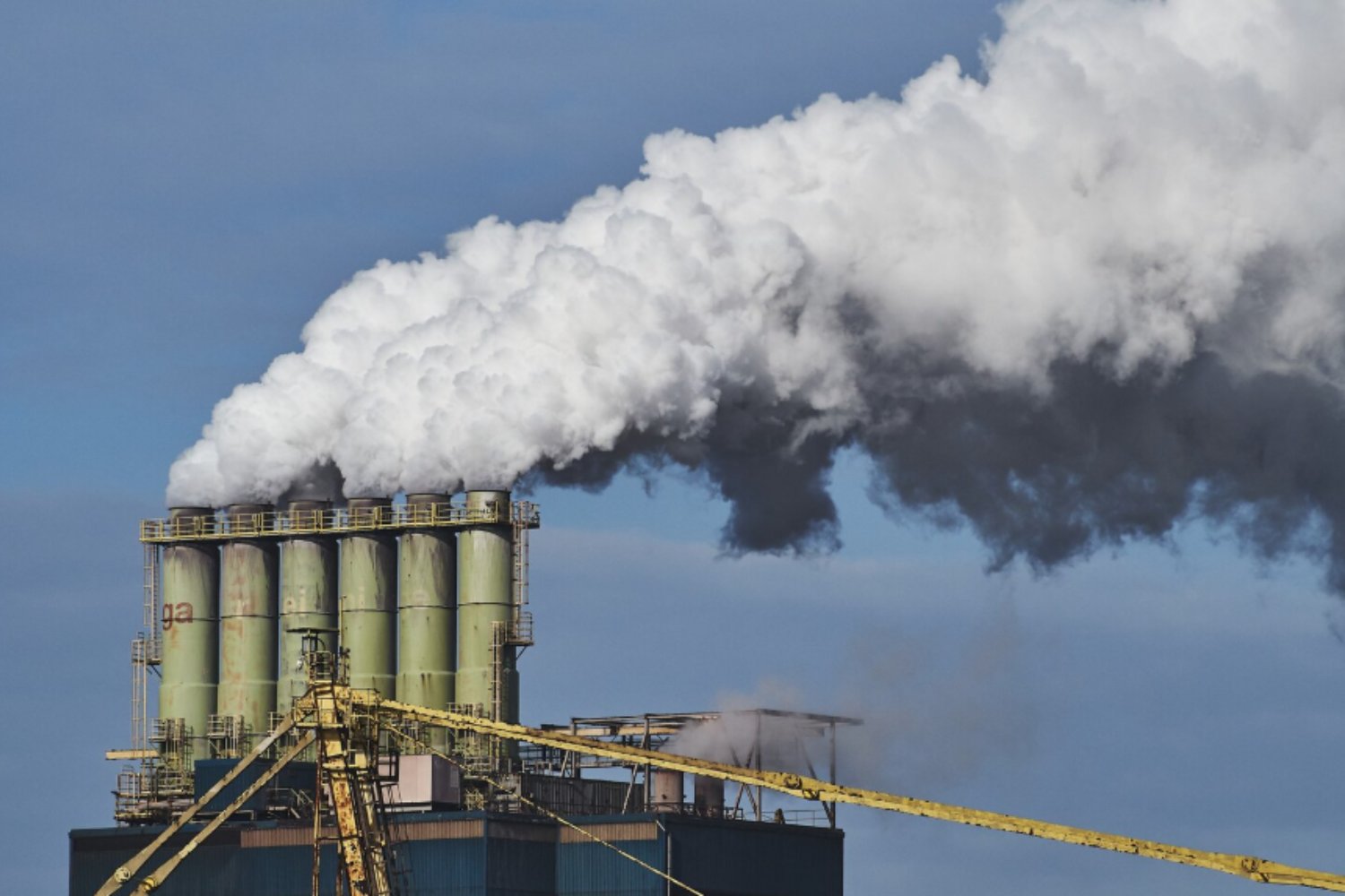 El gran dilema energético: promesas verdes en un planeta que sigue ardiendo