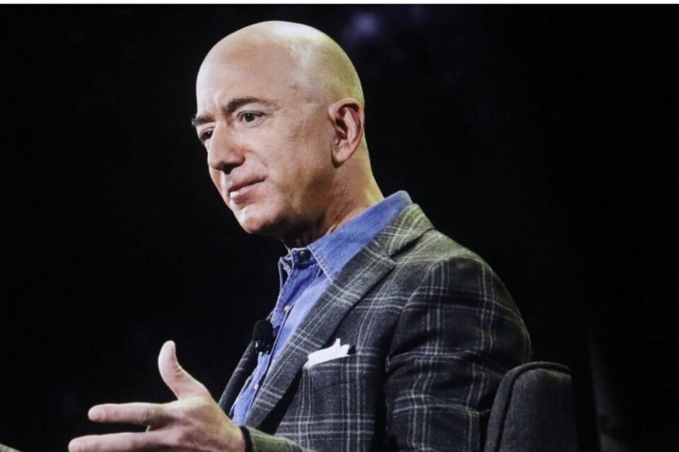 El plan de Jeff Bezos resolvería la huella de carbono de la IA: centros ...