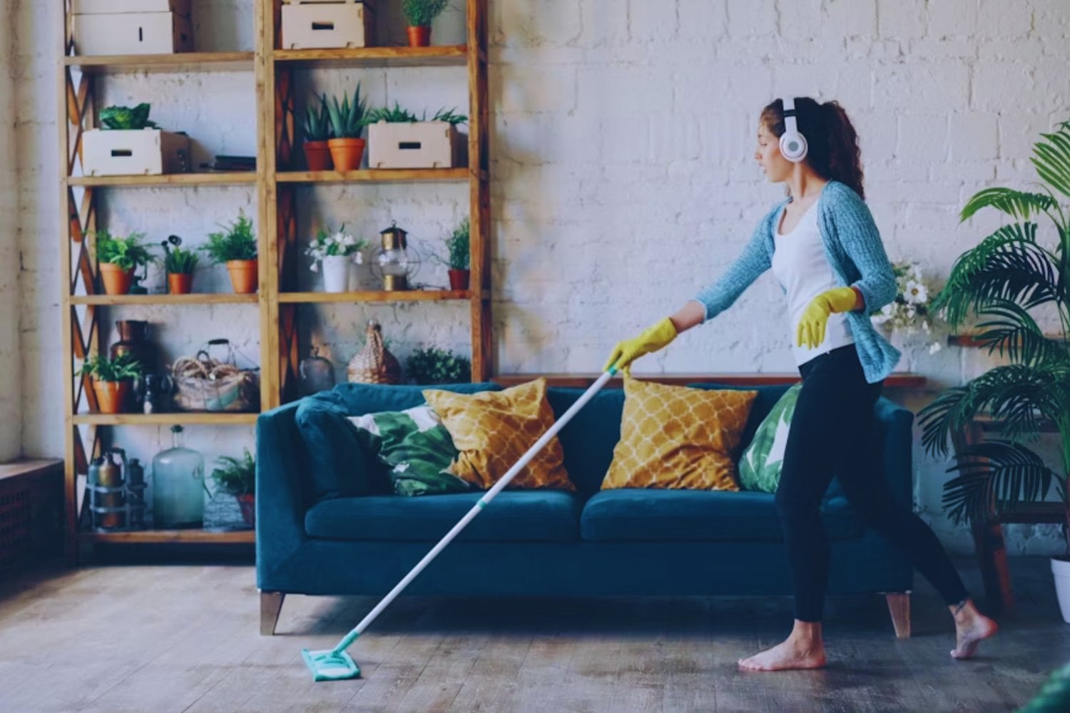 El miedo a recibir visitas no es una manía moderna. Es una reacción psicológica heredada que explica por qué el 40% evita invitar gente. Y tiene todo que ver con cómo el hogar se convirtió en una extensión del yo