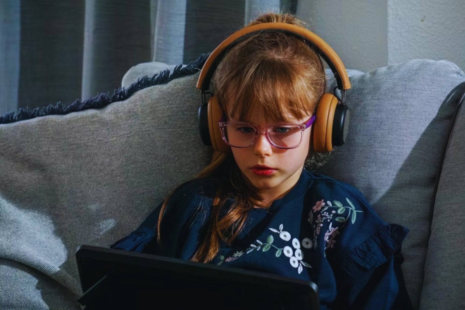 La generación Alfa, criada por la inteligencia artificial, empieza a mostrar señales de olvidar cómo pensar por sí misma