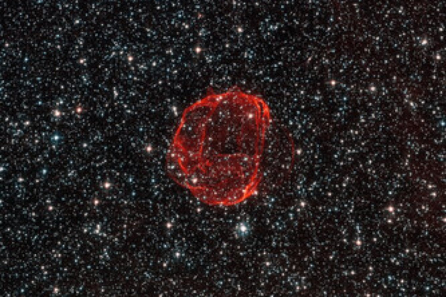 Una supernova explotó a 22 millones de años luz y los astrónomos reaccionaron como nunca. En un día captaron la forma de la onda de choque inicial. Y lo que vieron fue una geometría tan peculiar como reveladora