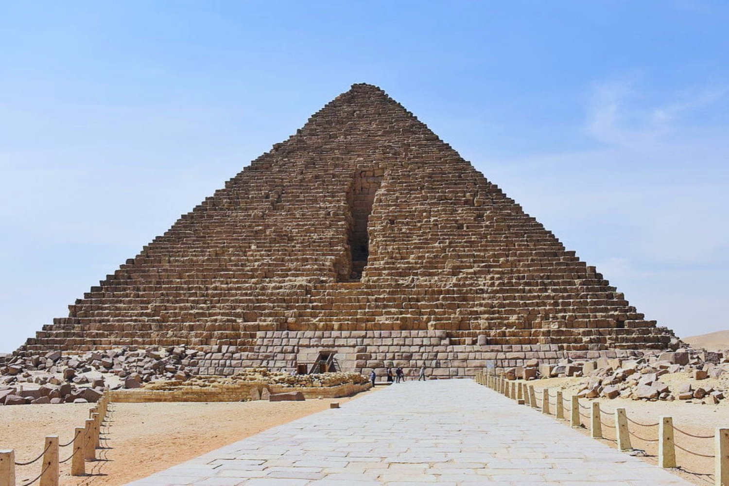 La pirámide menos estudiada de Giza acaba de revelar un secreto inquietante. Nuevos escaneos detectan cavidades alineadas que podrían conducir a una entrada olvidada durante 4.500 años